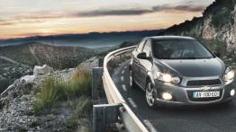 Chevrolet Aveo sedan 2011 - przód - reflektory włączone