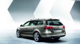 Volkswagen Passat B7 kombi (2011) - tył - reflektory włączone