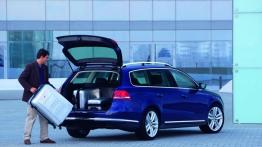 Volkswagen Passat B7 kombi (2011) - tył - bagażnik otwarty