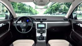 Volkswagen Passat B7 kombi (2011) - pełny panel przedni