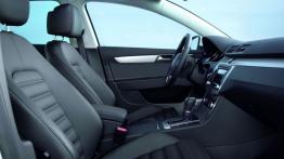 Volkswagen Passat B7 sedan (2011) - widok ogólny wnętrza z przodu