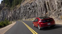 Chevrolet Volt 2011 - tył - reflektory włączone