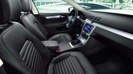 Volkswagen Passat B7 sedan (2011) - widok ogólny wnętrza z przodu
