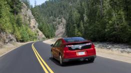 Chevrolet Volt 2011 - tył - reflektory włączone
