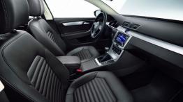 Volkswagen Passat B7 sedan (2011) - widok ogólny wnętrza z przodu