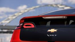 Chevrolet Volt 2011 - tył - reflektory włączone