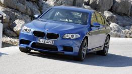 BMW M5 2012 - przód - reflektory włączone