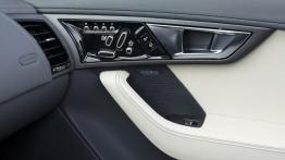 Jaguar F-Type V8S Salsa Red - drzwi pasażera od wewnątrz