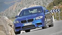 BMW M5 2012 - przód - reflektory włączone