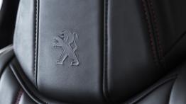 Peugeot 308 II GT (2015) - zagłówek na fotelu kierowcy, widok z przodu