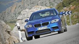 BMW M5 2012 - przód - reflektory włączone