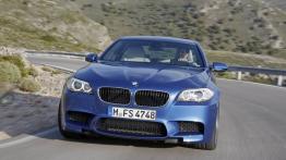 BMW M5 2012 - przód - reflektory włączone