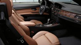 BMW Seria 3 Cabrio 2010 - widok ogólny wnętrza z przodu