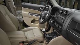 Jeep Patriot 2010 - widok ogólny wnętrza z przodu