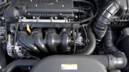 Kia Ceed Hatchback 5D 2010 - maska otwarta