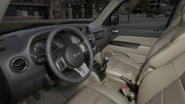 Jeep Patriot 2010 - widok ogólny wnętrza z przodu