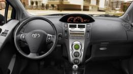 Toyota Yaris 2010 - pełny panel przedni