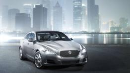 Jaguar XJ 2010 - widok z przodu