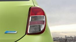 Nissan Micra 2010 - prawy tylny reflektor - włączony