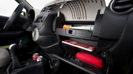 Nissan Micra 2010 - schowek przedni otwarty