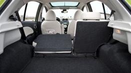 Nissan Micra 2010 - tylna kanapa złożona, widok z bagażnika