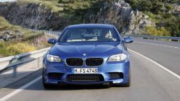 BMW M5 2012 - przód - reflektory włączone