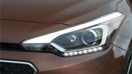 Hyundai i20 II (2015) - lewy przedni reflektor - włączony