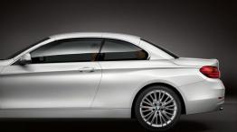 BMW serii 4 Cabriolet (2014) - mechanizm składania dachu - widok z boku