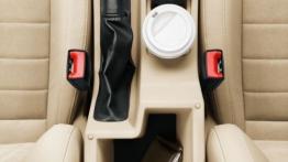 Skoda Octavia III - tunel środkowy między fotelami