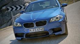 BMW M5 2012 - przód - reflektory włączone