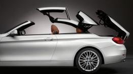 BMW serii 4 Cabriolet (2014) - mechanizm składania dachu - widok z boku