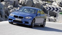 BMW M5 2012 - przód - reflektory włączone