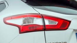 Nissan Qashqai II dCi (2014) - lewy tylny reflektor - włączony