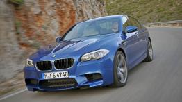 BMW M5 2012 - przód - reflektory włączone