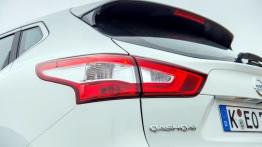 Nissan Qashqai II dCi (2014) - lewy tylny reflektor - włączony