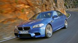 BMW M5 2012 - przód - reflektory włączone