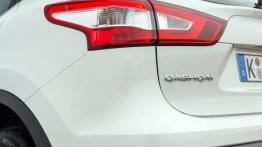 Nissan Qashqai II dCi (2014) - lewy tylny reflektor - włączony