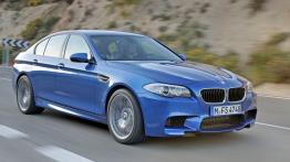 BMW M5 2012 - przód - reflektory włączone