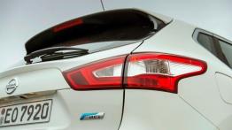 Nissan Qashqai II dCi (2014) - prawy tylny reflektor - włączony
