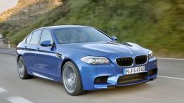 BMW M5 2012 - przód - reflektory włączone