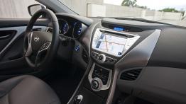 Hyundai Elantra 2011 - kokpit