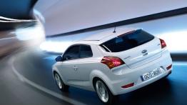 Kia pro ceed - model 2011 - tył - reflektory włączone