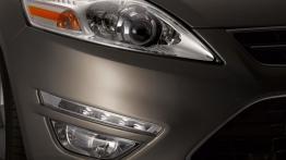 Ford Mondeo Hatchback 2011 - prawy przedni reflektor - wyłączony