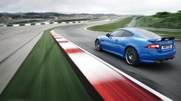 Jaguar XKR-S 2011 - tył - reflektory włączone