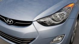 Hyundai Elantra 2011 - lewy przedni reflektor - wyłączony