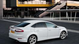 Ford Mondeo Hatchback 2011 - prawy bok
