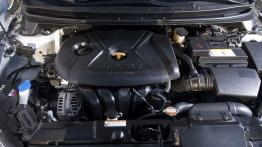 Hyundai Elantra 2011 - pokrywa silnika otwarta