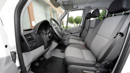 Volkswagen Crafter 2011 - widok ogólny wnętrza z przodu
