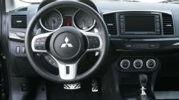 Mitsubishi Lancer Evo 2011 - kokpit