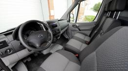 Volkswagen Crafter 2011 - widok ogólny wnętrza z przodu